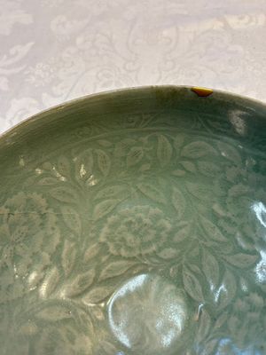 A fine Korean celadon moulded 'Peony Scroll' bowl with a wooden box, Goryeo, 13th C. — photo 9