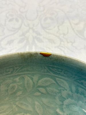 A fine Korean celadon moulded 'Peony Scroll' bowl with a wooden box, Goryeo, 13th C. — photo 10