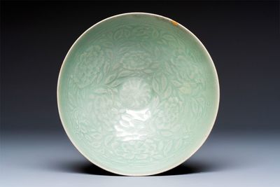 A fine Korean celadon moulded 'Peony Scroll' bowl with a wooden box, Goryeo, 13th C.