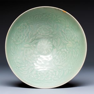 A fine Korean celadon moulded 'Peony Scroll' bowl with a wooden box, Goryeo, 13th C. — photo 1