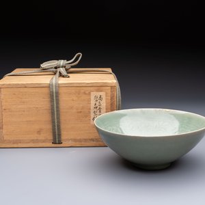 A fine Korean celadon moulded 'Peony Scroll' bowl with a wooden box, Goryeo, 13th C. — photo 2
