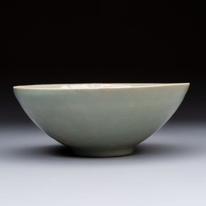A fine Korean celadon moulded 'Peony Scroll' bowl with a wooden box, Goryeo, 13th C. — photo 3