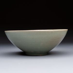 A fine Korean celadon moulded 'Peony Scroll' bowl with a wooden box, Goryeo, 13th C. — photo 4
