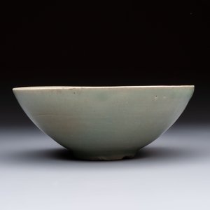 A fine Korean celadon moulded 'Peony Scroll' bowl with a wooden box, Goryeo, 13th C. — photo 5