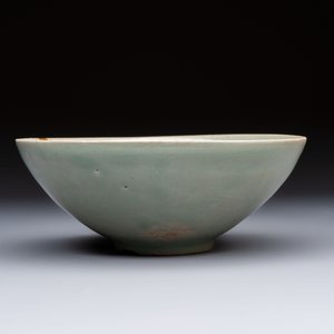 A fine Korean celadon moulded 'Peony Scroll' bowl with a wooden box, Goryeo, 13th C. — photo 6