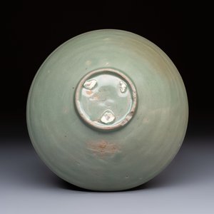 A fine Korean celadon moulded 'Peony Scroll' bowl with a wooden box, Goryeo, 13th C. — photo 7