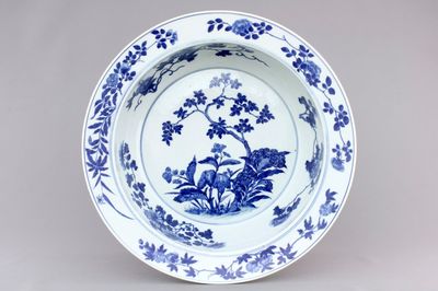 A fine large Chinese blue and white porcelain basin with flower blossoms, Qianlong, 18th C.
