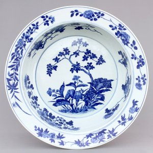 A fine large Chinese blue and white porcelain basin with flower blossoms, Qianlong, 18th C. — photo 1