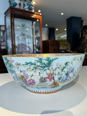 A fine large Chinese Canton famille rose bowl with boys and ladies in an elaborate garden scene, Qianlong — 照片 1
