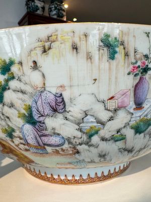 A fine large Chinese Canton famille rose bowl with boys and ladies in an elaborate garden scene, Qianlong — 照片 11