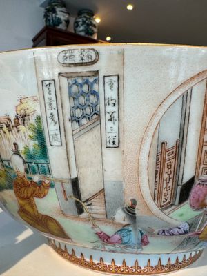 A fine large Chinese Canton famille rose bowl with boys and ladies in an elaborate garden scene, Qianlong — 照片 13