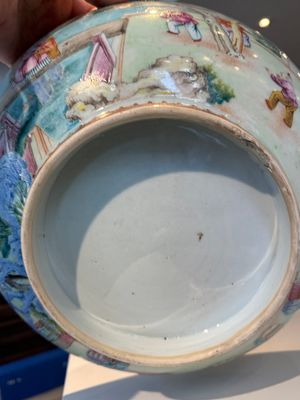 A fine large Chinese Canton famille rose bowl with boys and ladies in an elaborate garden scene, Qianlong — 照片 19