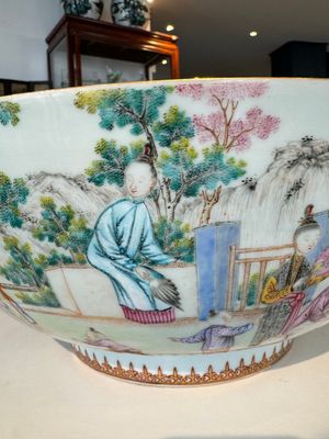 A fine large Chinese Canton famille rose bowl with boys and ladies in an elaborate garden scene, Qianlong — 照片 8