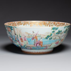 A fine large Chinese Canton famille rose bowl with boys and ladies in an elaborate garden scene, Qianlong — 照片 2
