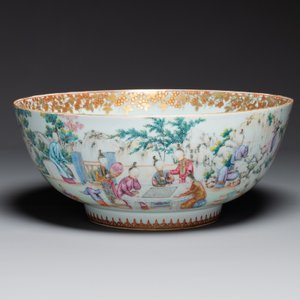A fine large Chinese Canton famille rose bowl with boys and ladies in an elaborate garden scene, Qianlong — 照片 3