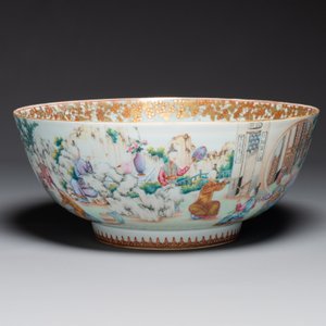 A fine large Chinese Canton famille rose bowl with boys and ladies in an elaborate garden scene, Qianlong — 照片 4