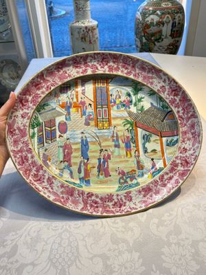 A fine large Chinese Canton famille rose dish with a palace garden scene, 19th C. — photo 1