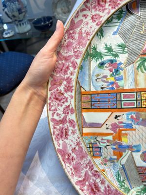 A fine large Chinese Canton famille rose dish with a palace garden scene, 19th C. — photo 11