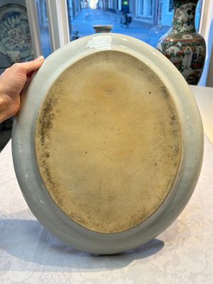 A fine large Chinese Canton famille rose dish with a palace garden scene, 19th C. — photo 12