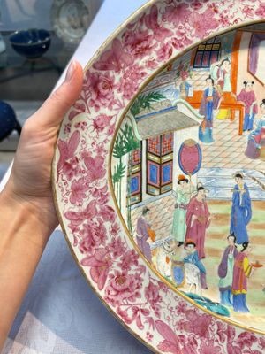 A fine large Chinese Canton famille rose dish with a palace garden scene, 19th C. — photo 2