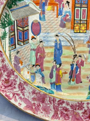 A fine large Chinese Canton famille rose dish with a palace garden scene, 19th C. — photo 3