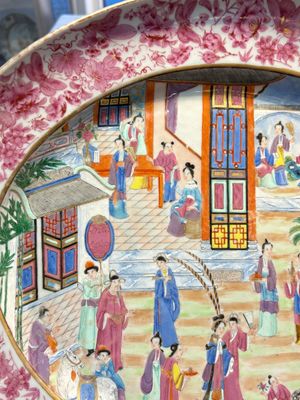 A fine large Chinese Canton famille rose dish with a palace garden scene, 19th C. — photo 4