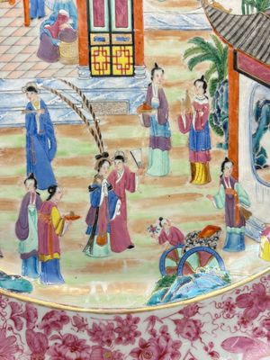 A fine large Chinese Canton famille rose dish with a palace garden scene, 19th C. — photo 5