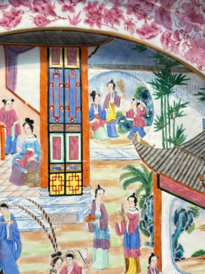 A fine large Chinese Canton famille rose dish with a palace garden scene, 19th C. — photo 6