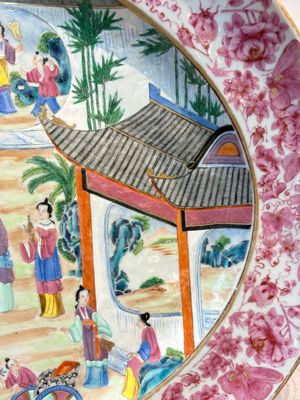 A fine large Chinese Canton famille rose dish with a palace garden scene, 19th C. — photo 7