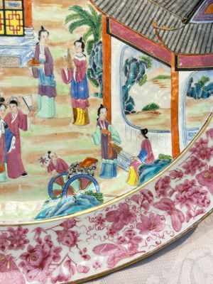 A fine large Chinese Canton famille rose dish with a palace garden scene, 19th C. — photo 8