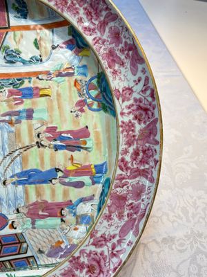 A fine large Chinese Canton famille rose dish with a palace garden scene, 19th C. — photo 10