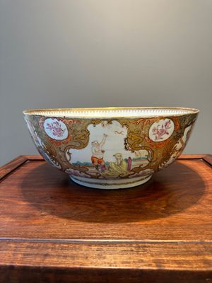 A fine large Chinese Canton famille rose 'Mandarin subject' bowl, Qianlong — 照片 3