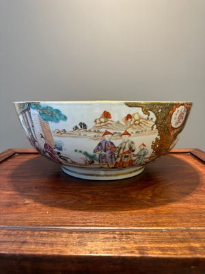 A fine large Chinese Canton famille rose 'Mandarin subject' bowl, Qianlong — 照片 4