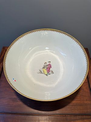 A fine large Chinese Canton famille rose 'Mandarin subject' bowl, Qianlong — 照片 5