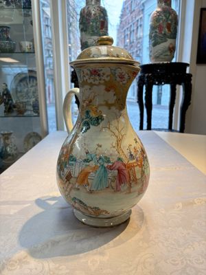A fine large Chinese famille rose gilt-decorated 'Mandarin Subject' jug and cover, Qianlong — foto 1