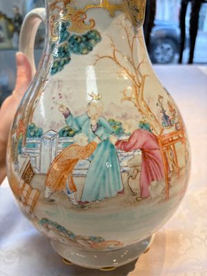 A fine large Chinese famille rose gilt-decorated 'Mandarin Subject' jug and cover, Qianlong — foto 11