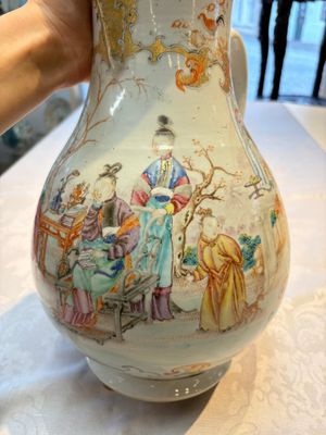 A fine large Chinese famille rose gilt-decorated 'Mandarin Subject' jug and cover, Qianlong — foto 13