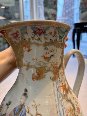 A fine large Chinese famille rose gilt-decorated 'Mandarin Subject' jug and cover, Qianlong — foto 15