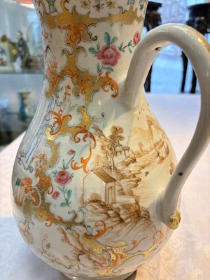 A fine large Chinese famille rose gilt-decorated 'Mandarin Subject' jug and cover, Qianlong — foto 16