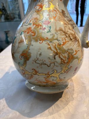 A fine large Chinese famille rose gilt-decorated 'Mandarin Subject' jug and cover, Qianlong — foto 17