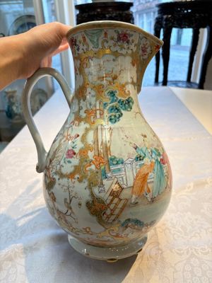 A fine large Chinese famille rose gilt-decorated 'Mandarin Subject' jug and cover, Qianlong — foto 2