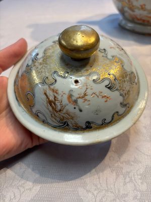 A fine large Chinese famille rose gilt-decorated 'Mandarin Subject' jug and cover, Qianlong — foto 22