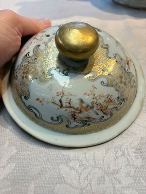 A fine large Chinese famille rose gilt-decorated 'Mandarin Subject' jug and cover, Qianlong — foto 23