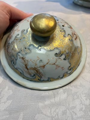 A fine large Chinese famille rose gilt-decorated 'Mandarin Subject' jug and cover, Qianlong — foto 24