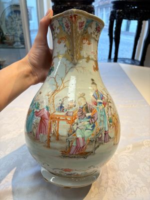 A fine large Chinese famille rose gilt-decorated 'Mandarin Subject' jug and cover, Qianlong — foto 3