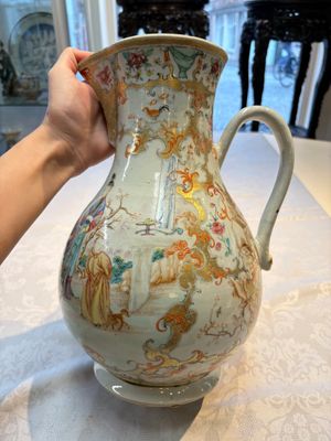 A fine large Chinese famille rose gilt-decorated 'Mandarin Subject' jug and cover, Qianlong — foto 4