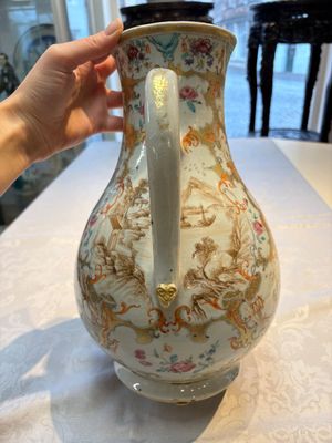 A fine large Chinese famille rose gilt-decorated 'Mandarin Subject' jug and cover, Qianlong — foto 5