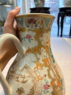 A fine large Chinese famille rose gilt-decorated 'Mandarin Subject' jug and cover, Qianlong — foto 6
