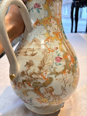 A fine large Chinese famille rose gilt-decorated 'Mandarin Subject' jug and cover, Qianlong — foto 7