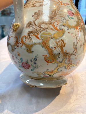 A fine large Chinese famille rose gilt-decorated 'Mandarin Subject' jug and cover, Qianlong — foto 8